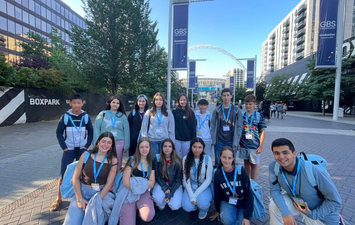 Grupo de estudiantes junto a la residencia de su estancia en Londres