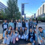 Grupo de estudiantes junto a la residencia de su estancia en Londres