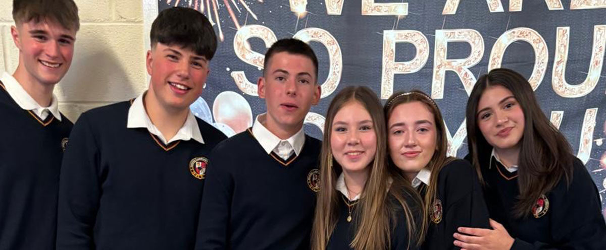 Grupo de estudiantes con uniforme en un colegio de Irlanda