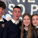 Grupo de estudiantes con uniforme en un colegio de Irlanda