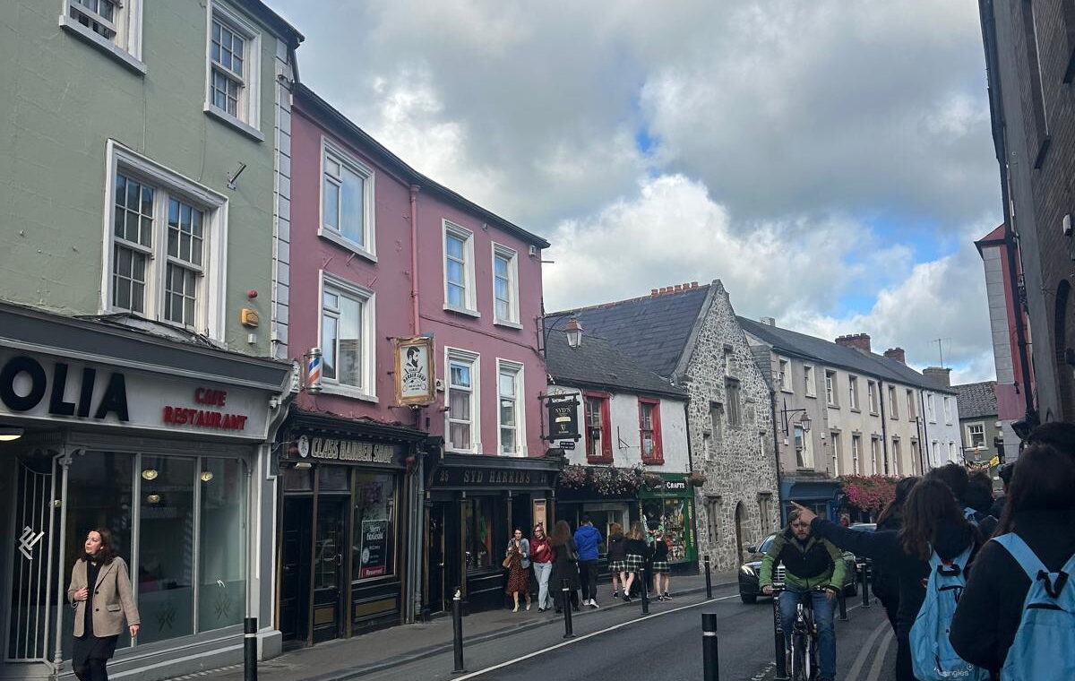 Alumnos de Másinglés paseando por una calle durante su viaje escolar a Irlanda