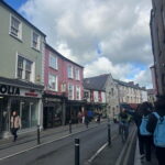 Alumnos de Másinglés paseando por una calle durante su viaje escolar a Irlanda