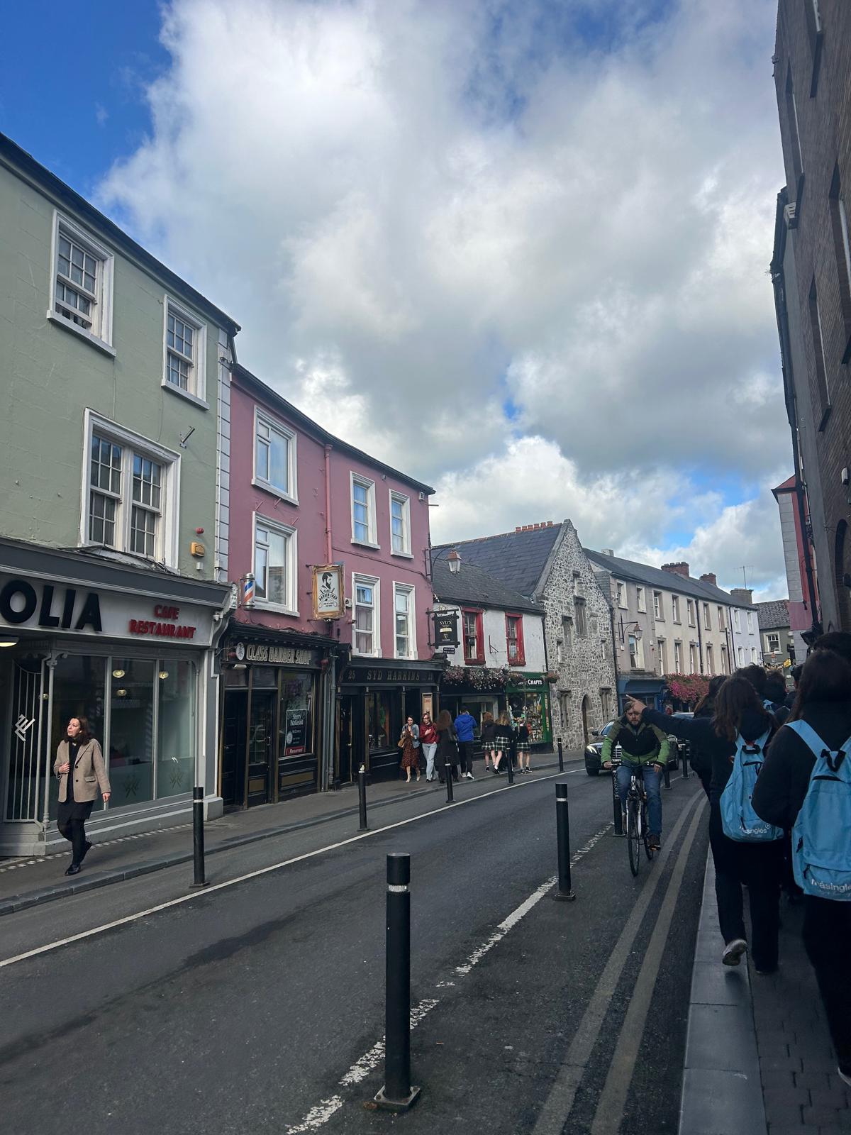 Alumnos de Másinglés paseando por una calle durante su viaje escolar a Irlanda